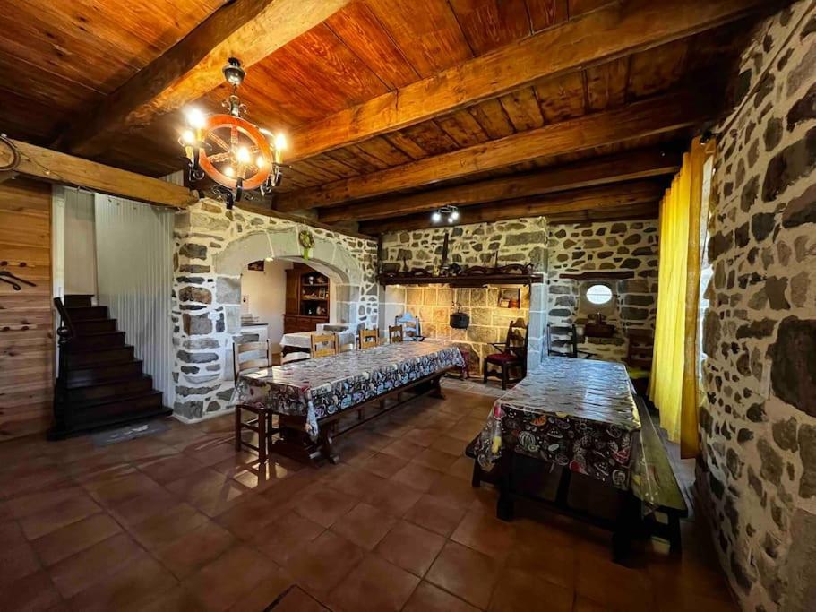 Gite A La Ferme Au Coeur De L'Auvergne Saint-Hippolyte  외부 사진