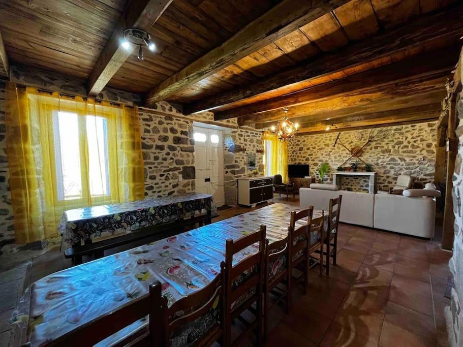 Gite A La Ferme Au Coeur De L'Auvergne Saint-Hippolyte  외부 사진