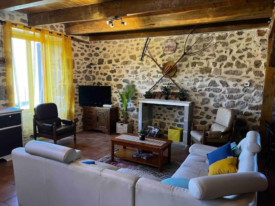 Gite A La Ferme Au Coeur De L'Auvergne Saint-Hippolyte  외부 사진